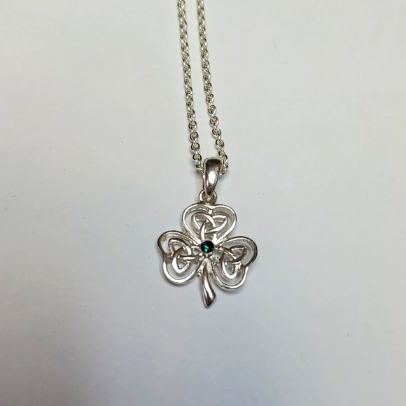 Saint Patricks day lucky clover necklace ~ 16 inches made by Avon 2010 - Picture 1 of 8